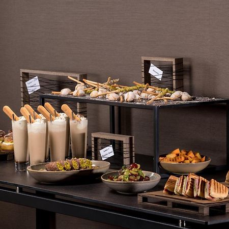 慕尼黑威斯汀大酒店 外观 照片 A selection of hors d'oeuvres