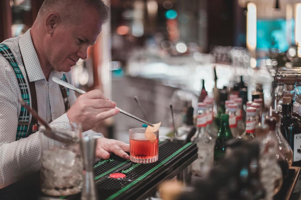 慕尼黑威斯汀大酒店 外观 照片 A bartender at work
