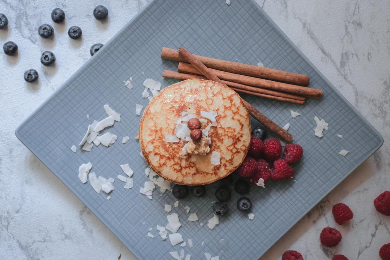 慕尼黑威斯汀大酒店 外观 照片 A pancake with cinnamon and raspberries
