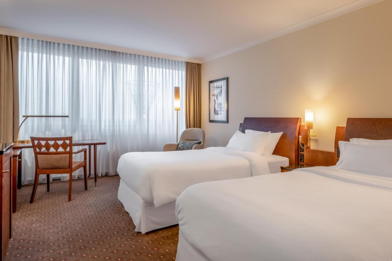 慕尼黑威斯汀大酒店 外观 照片 A guest room at the Sheraton Frankfurt