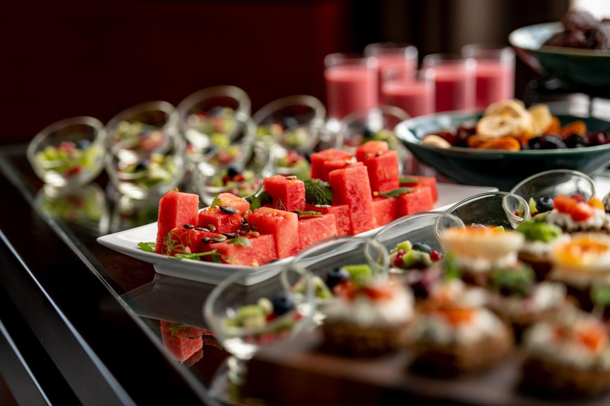 慕尼黑威斯汀大酒店 外观 照片 A buffet of fruit and juice