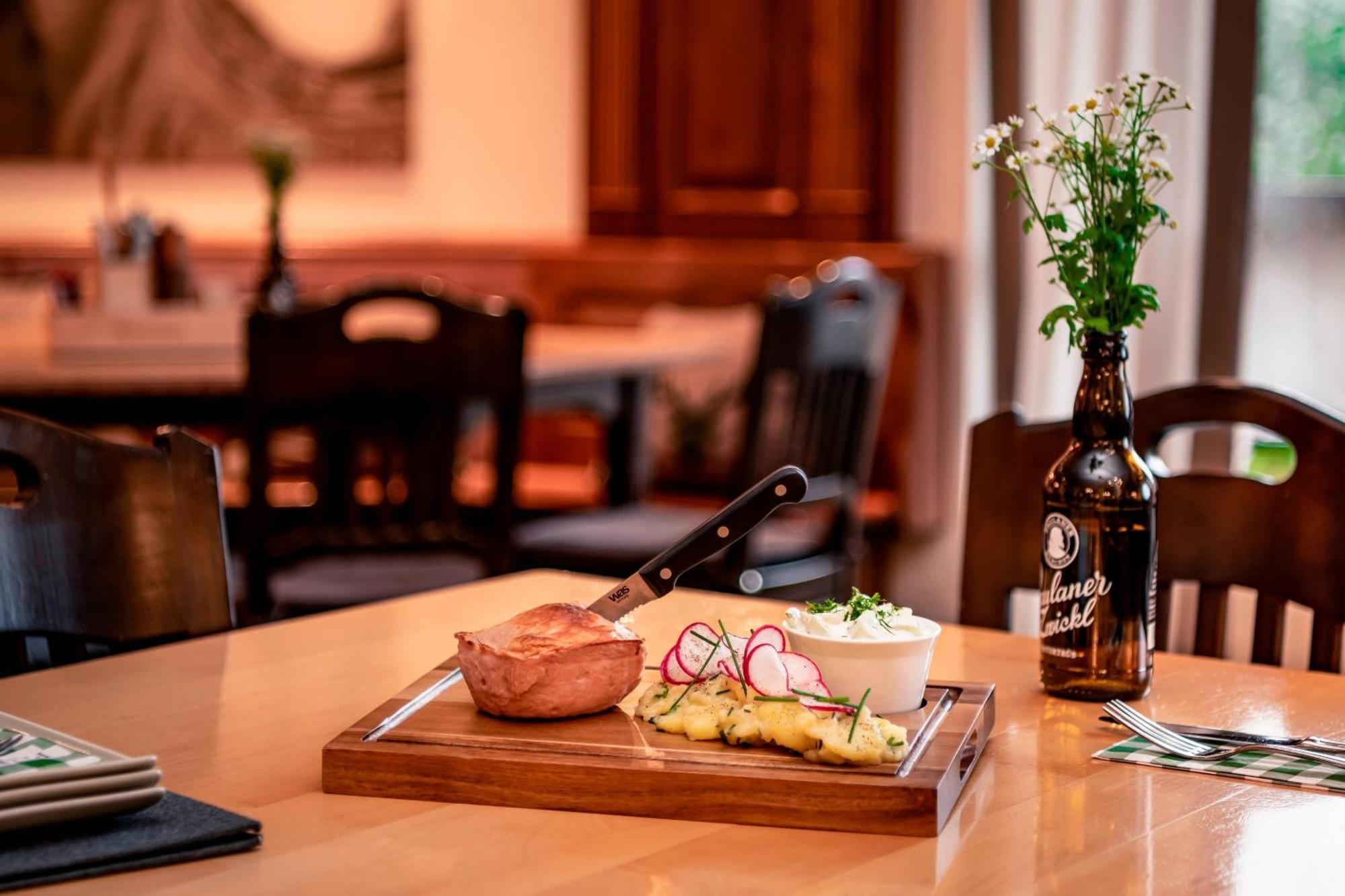 慕尼黑威斯汀大酒店 外观 照片 A traditional German meal with a bottle of Kölschstange