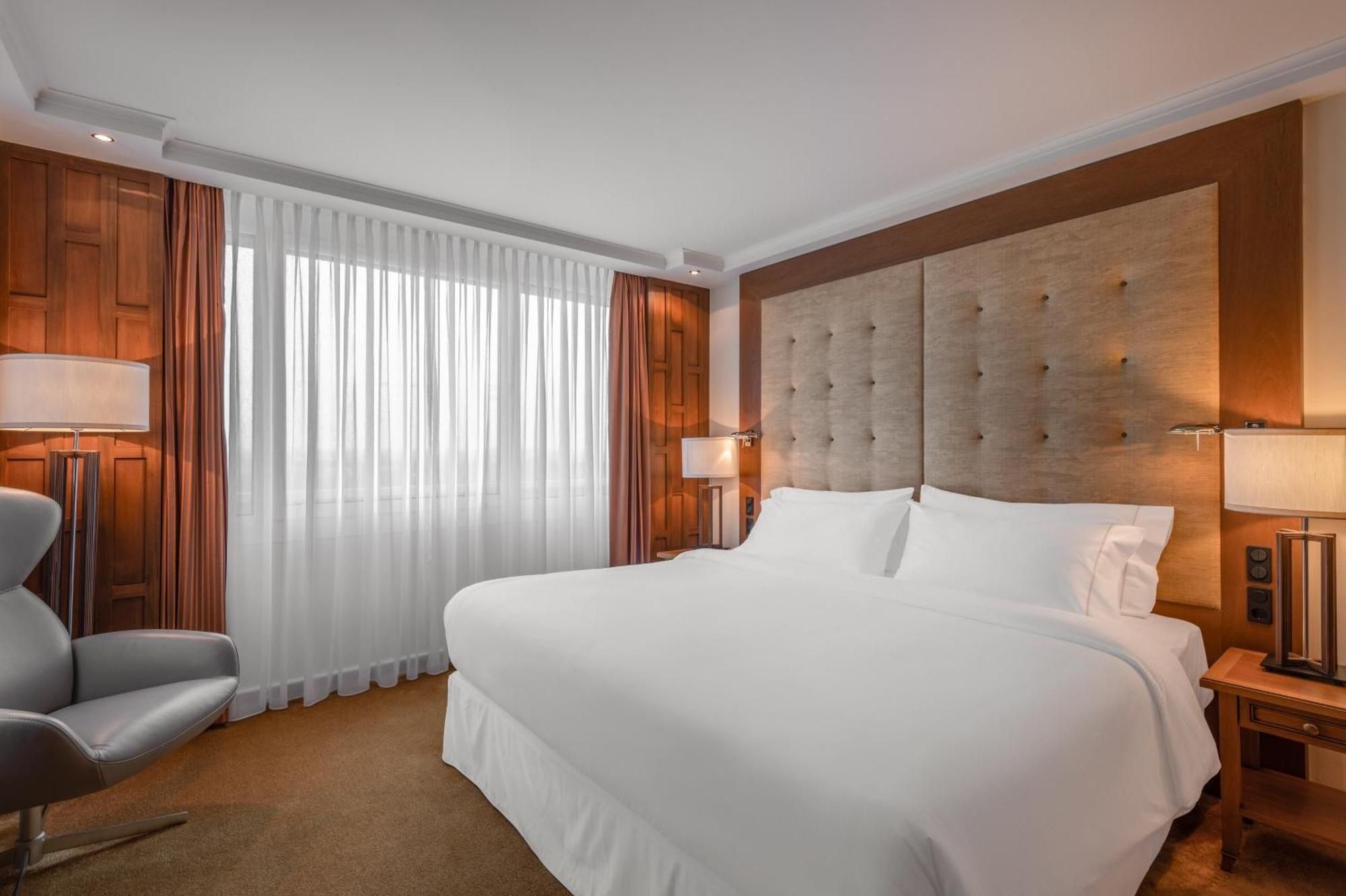 慕尼黑威斯汀大酒店 外观 照片 A guest room at the hotel