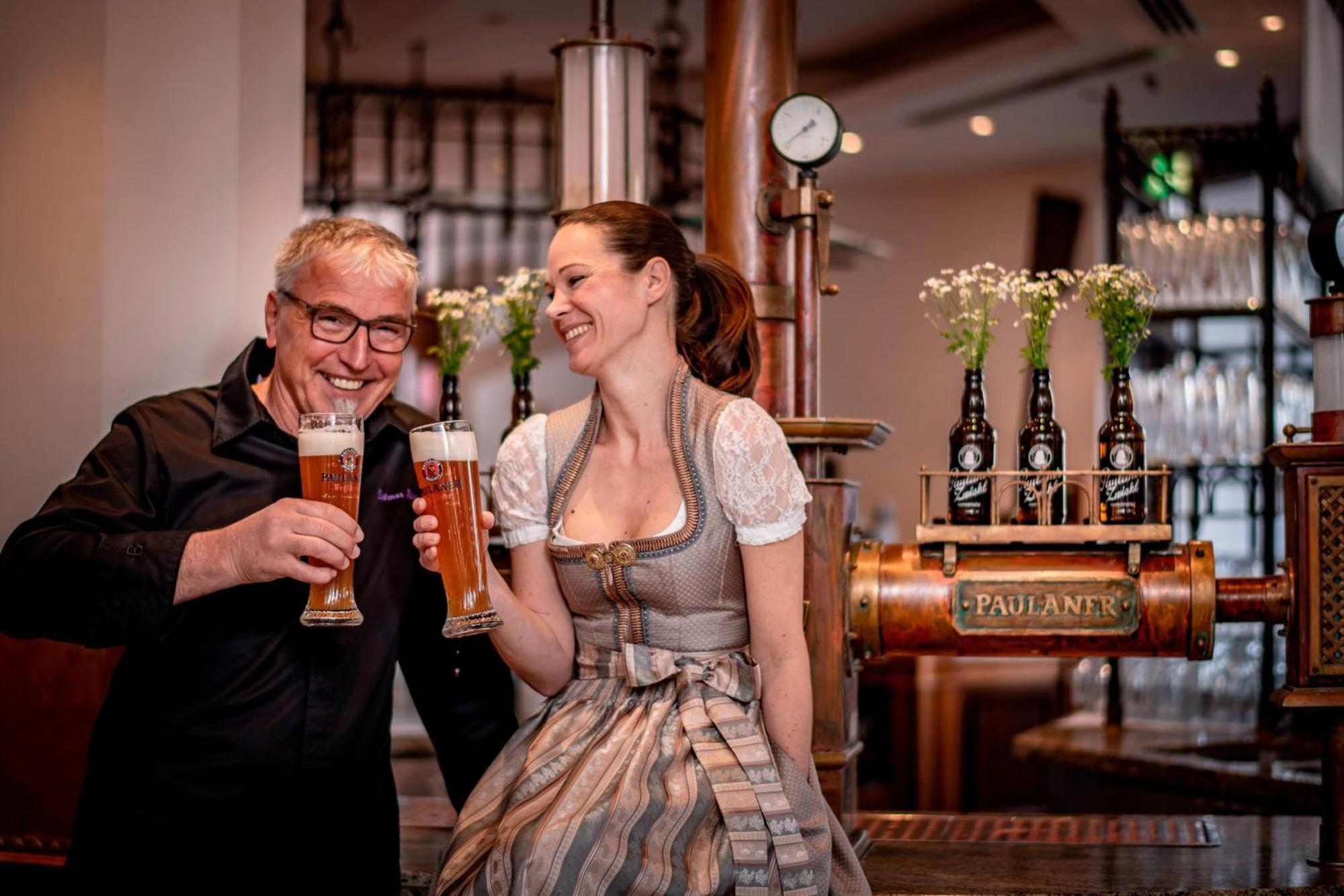 慕尼黑威斯汀大酒店 外观 照片 A woman in a dirndl