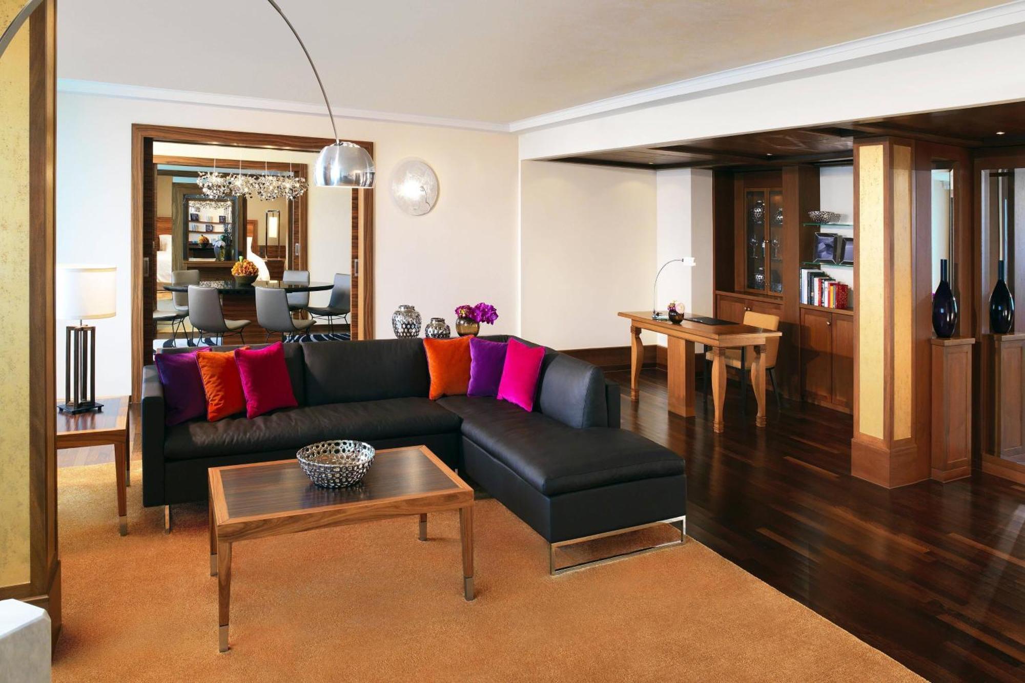 慕尼黑威斯汀大酒店 外观 照片 A living room in a suite at the InterContinental Mumbai