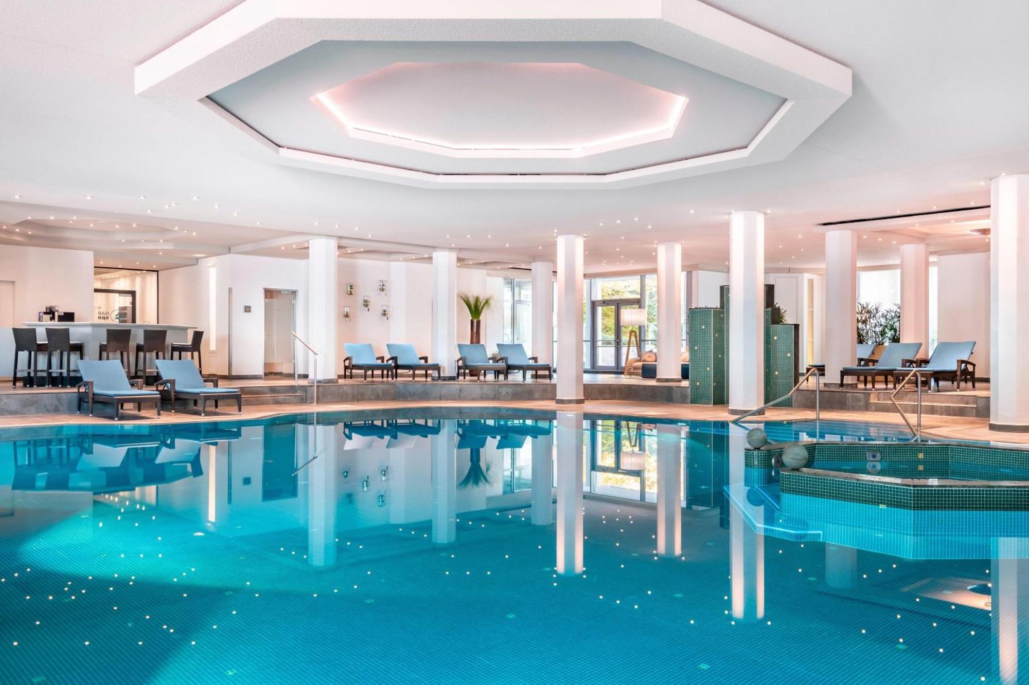 慕尼黑威斯汀大酒店 外观 照片 The pool at the Hotel de la Paix