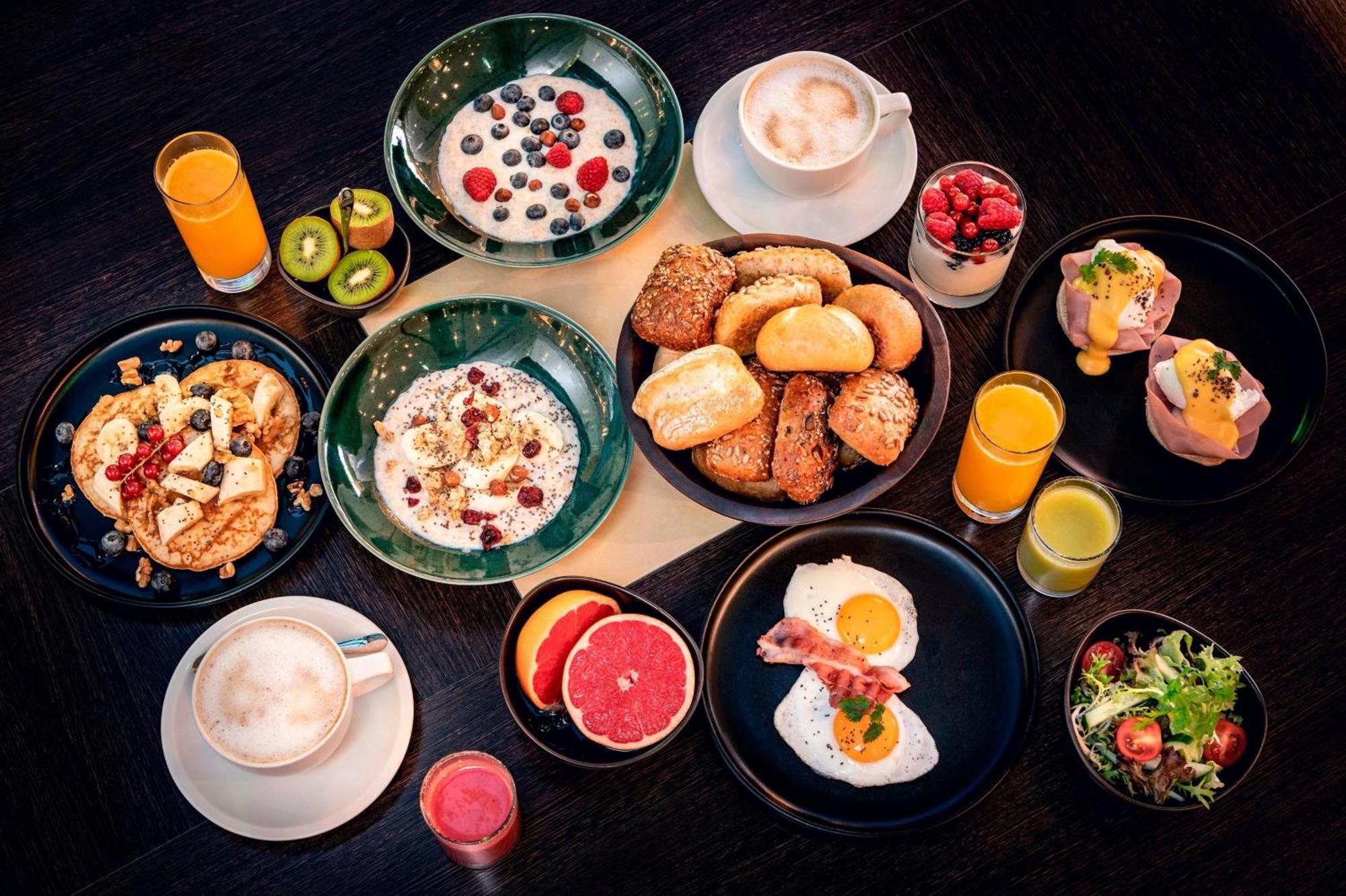 慕尼黑威斯汀大酒店 外观 照片 A selection of breakfast foods