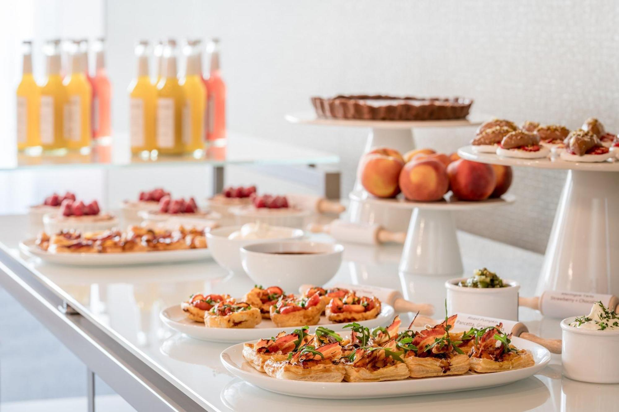 慕尼黑威斯汀大酒店 外观 照片 A buffet at a hotel