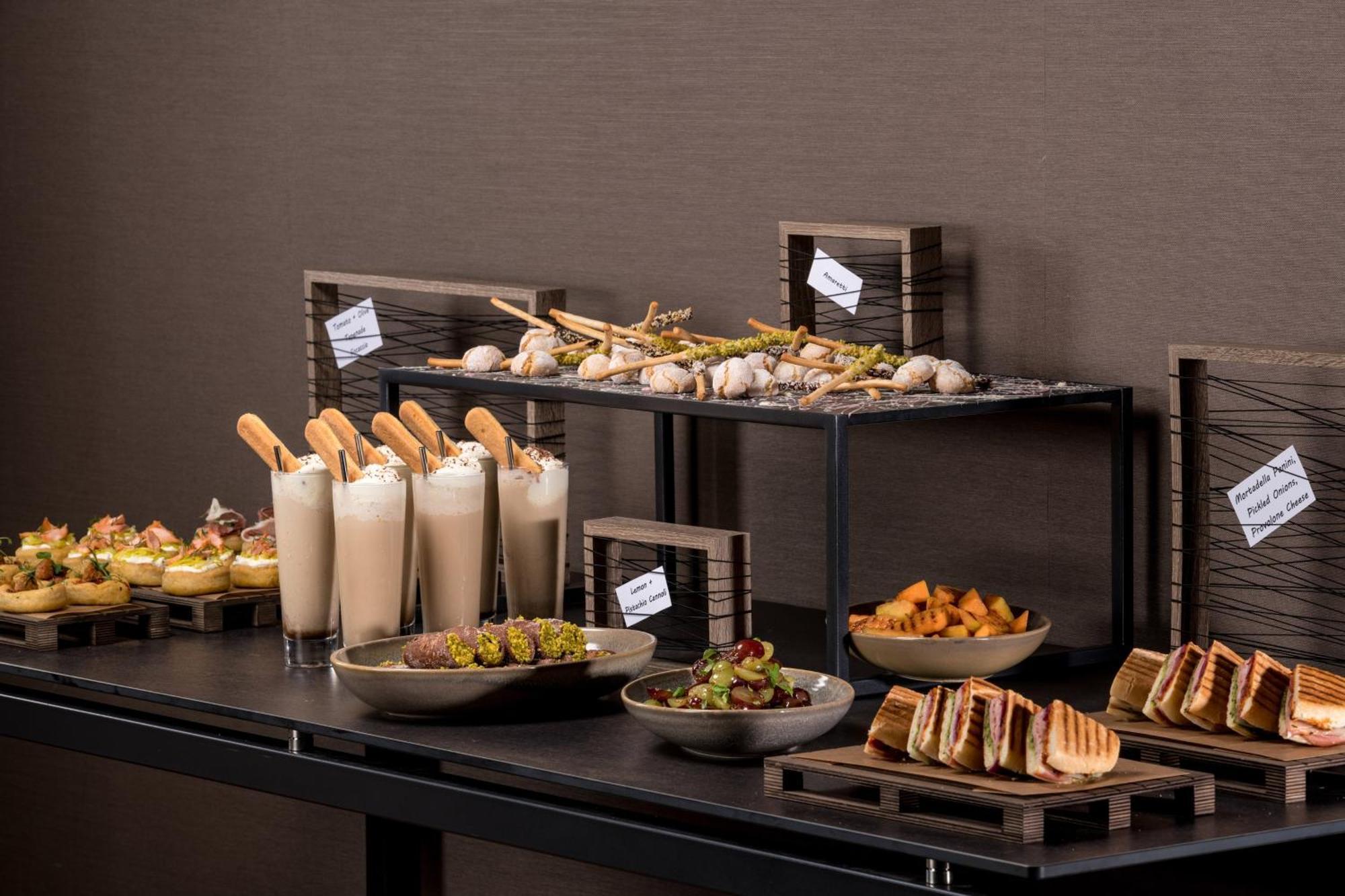 慕尼黑威斯汀大酒店 外观 照片 A selection of hors d'oeuvres