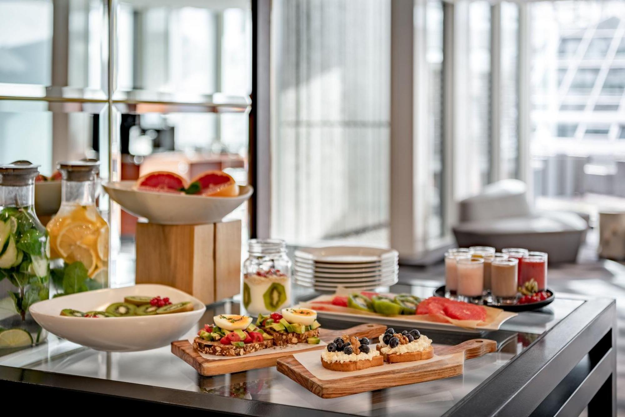 慕尼黑威斯汀大酒店 外观 照片 A buffet at a hotel