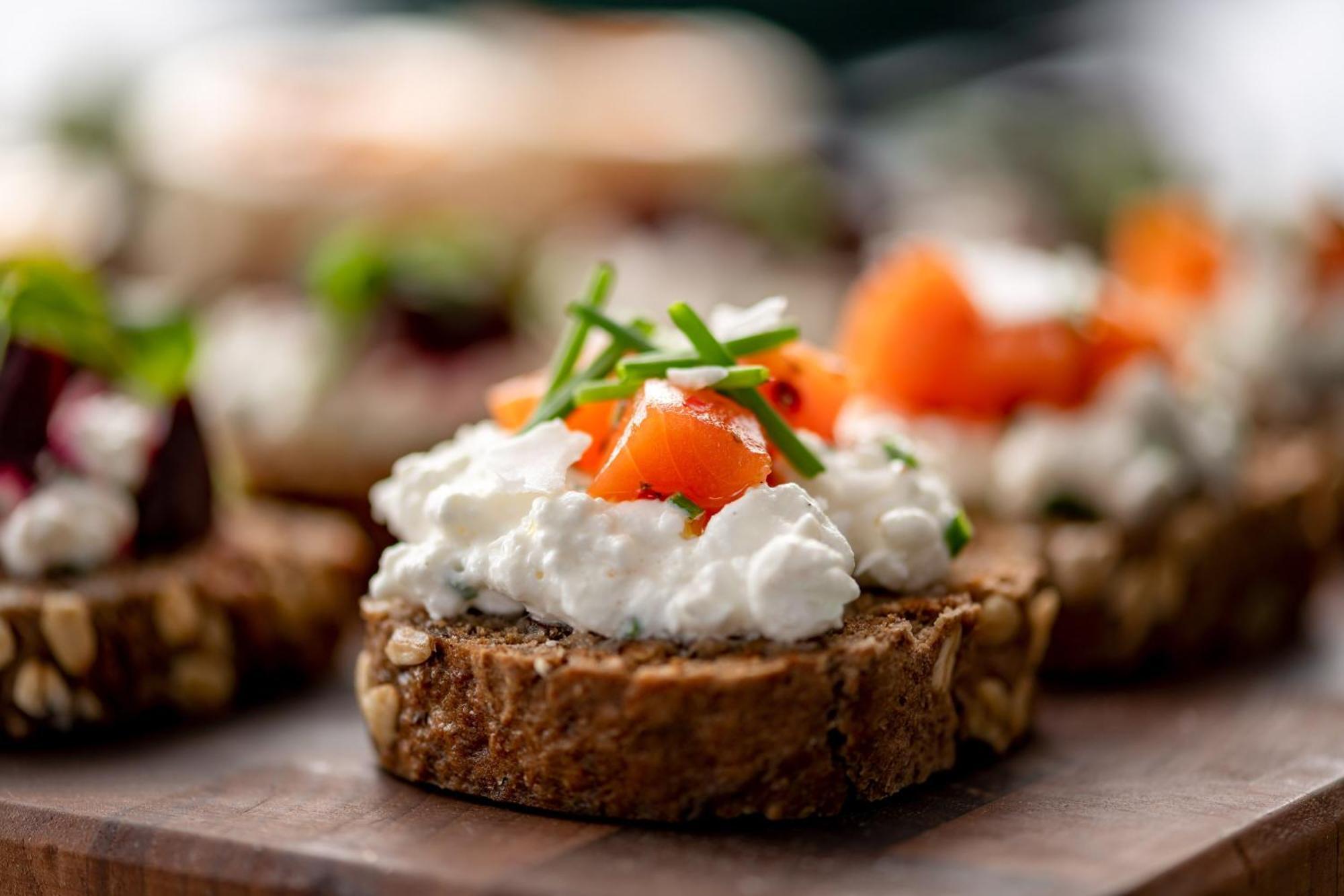 慕尼黑威斯汀大酒店 外观 照片 Goat's cheese on a slice of bread