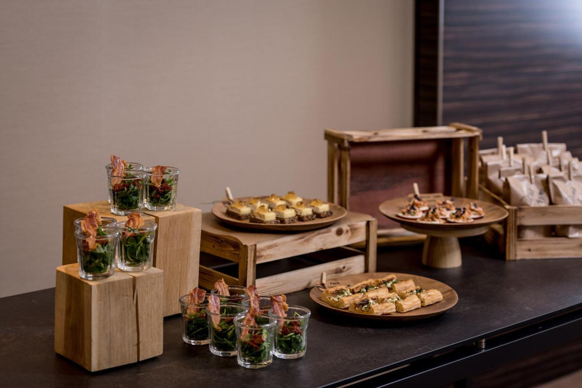 慕尼黑威斯汀大酒店 外观 照片 A selection of canapés