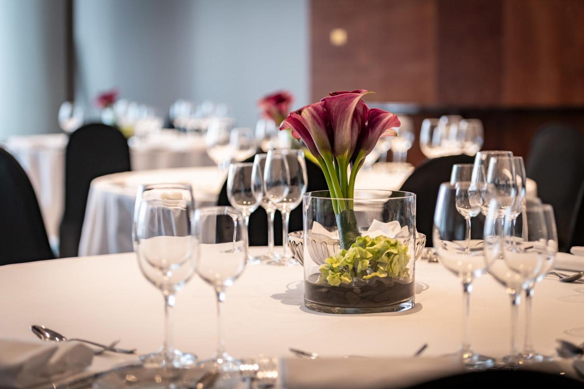慕尼黑威斯汀大酒店 外观 照片 A table set for a formal dinner
