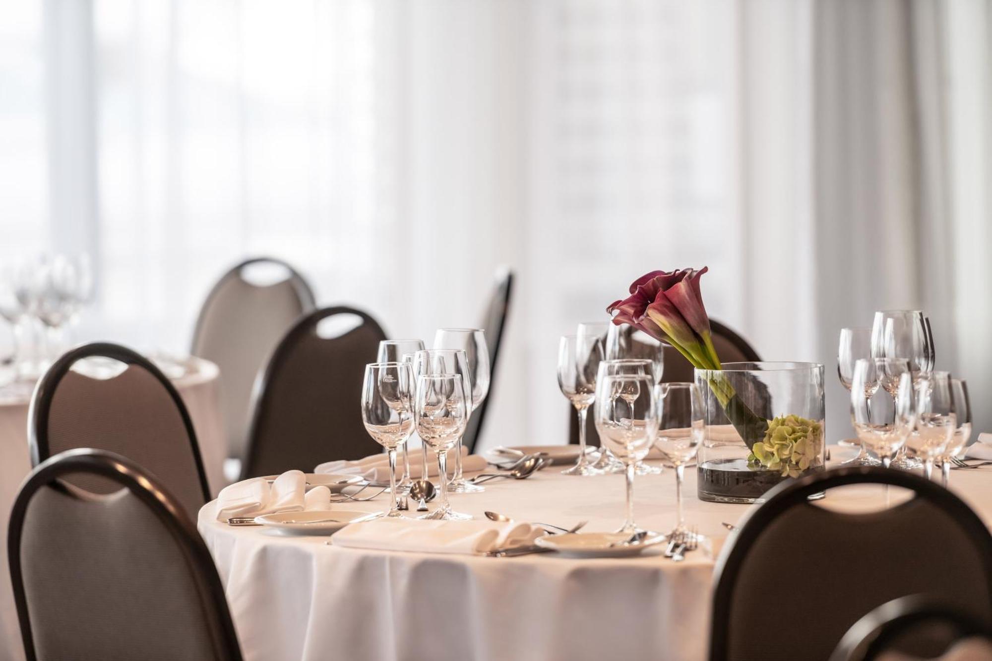 慕尼黑威斯汀大酒店 外观 照片 A table set for a formal dinner