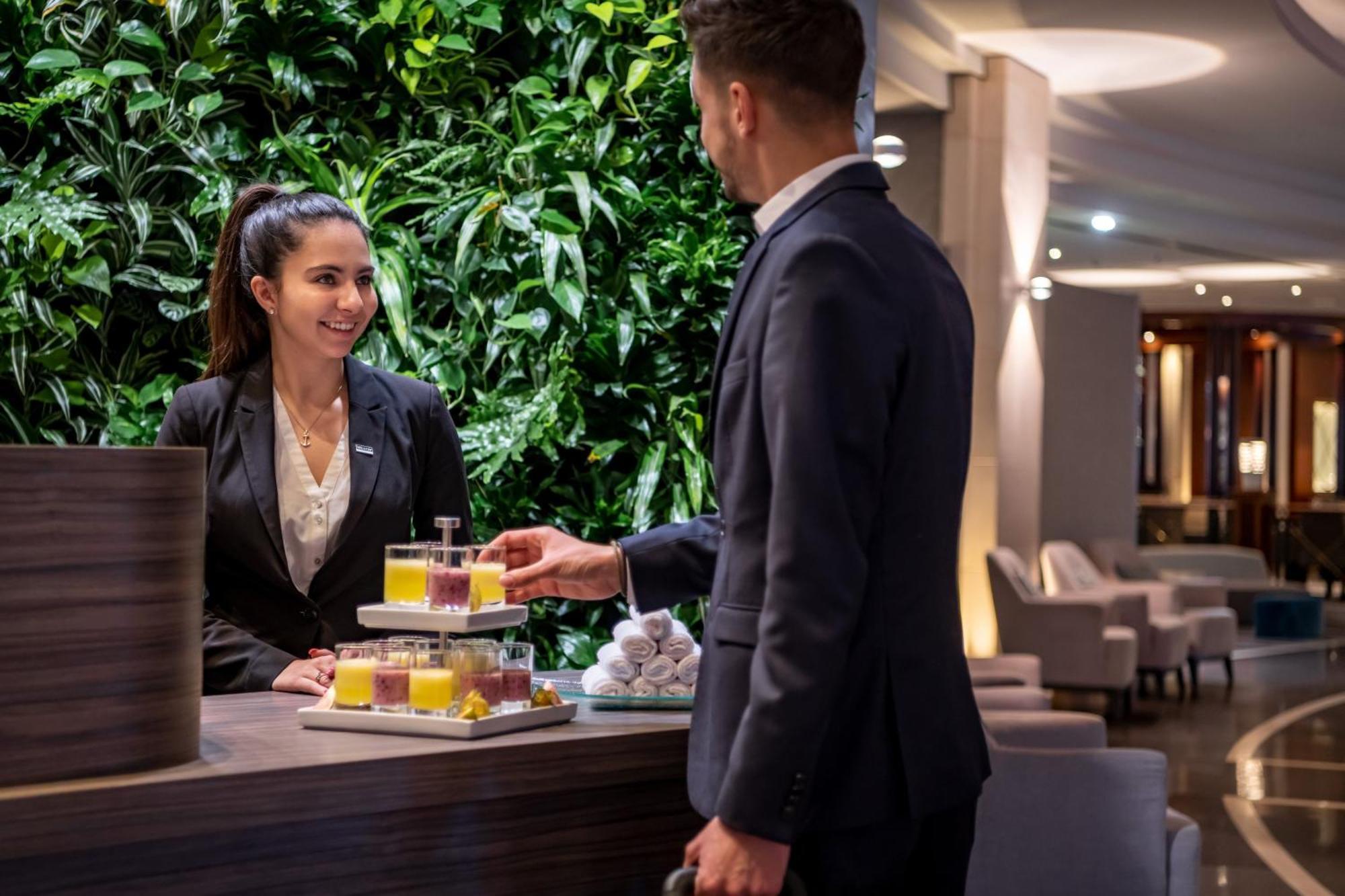 慕尼黑威斯汀大酒店 外观 照片 A hotel concierge